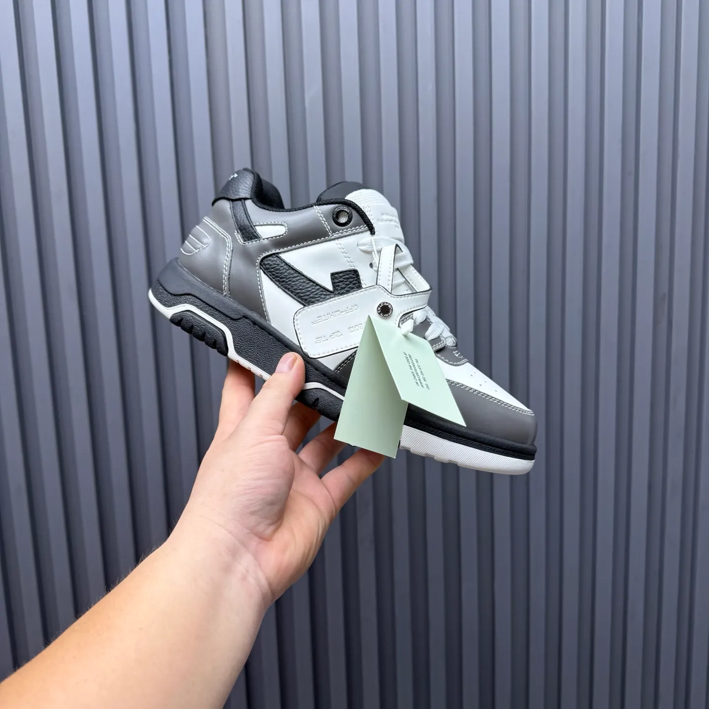 【off- white】P: 620💰Couple model👫, Size: 35-44 (Customized for men 38.45.46) High-quality version👊 "Out of office" series original molding, original lasting, production process 1:1 Original ➰OFF GRAY WHITE OW ➰ First-layer cowhide Imported skin-friendly and environmentally friendly polyester mesh Original molding high elastic and environmentally friendly molding pad Made with the original lasting process. The original molded rubber outsole (never yellows and deforms) has a super correct shape, bright color and strong three-dimensional effect👍. Packaging💯Full set of packaging synchronized with the official website (branded paper, certificate of quality, branded cloth bag)